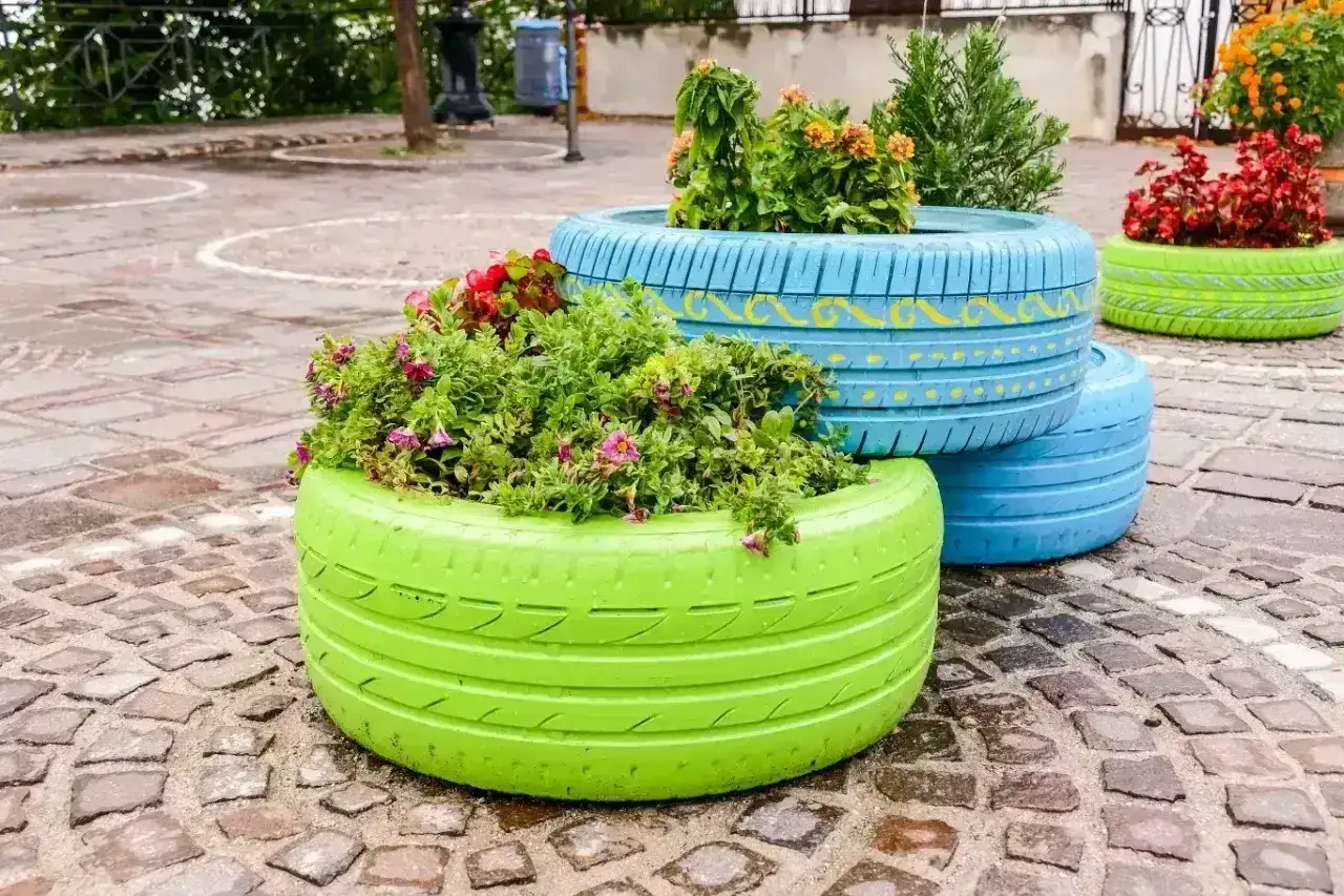 Kolorowe donice z opon, świetny pomysł na skalniak z opon jak zrobic. Udekoruj ogród!