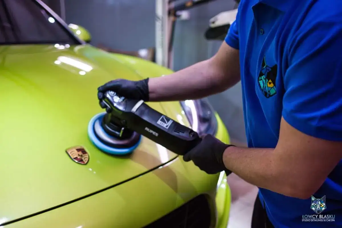 Profesjonalne nakładanie powłoki ceramicznej na auto, by nadać mu blask i ochronę.