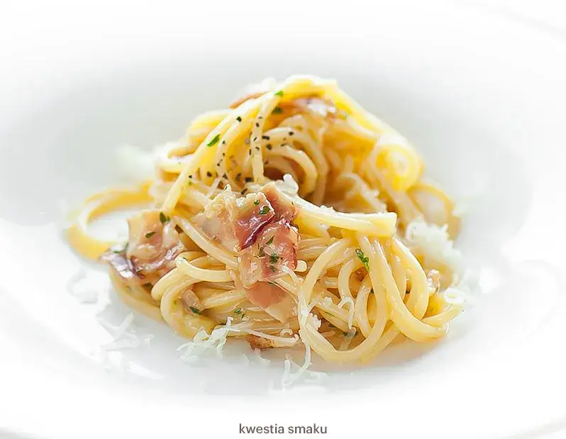 kremowe spaghetti carbonara ze śmietaną na talerzu