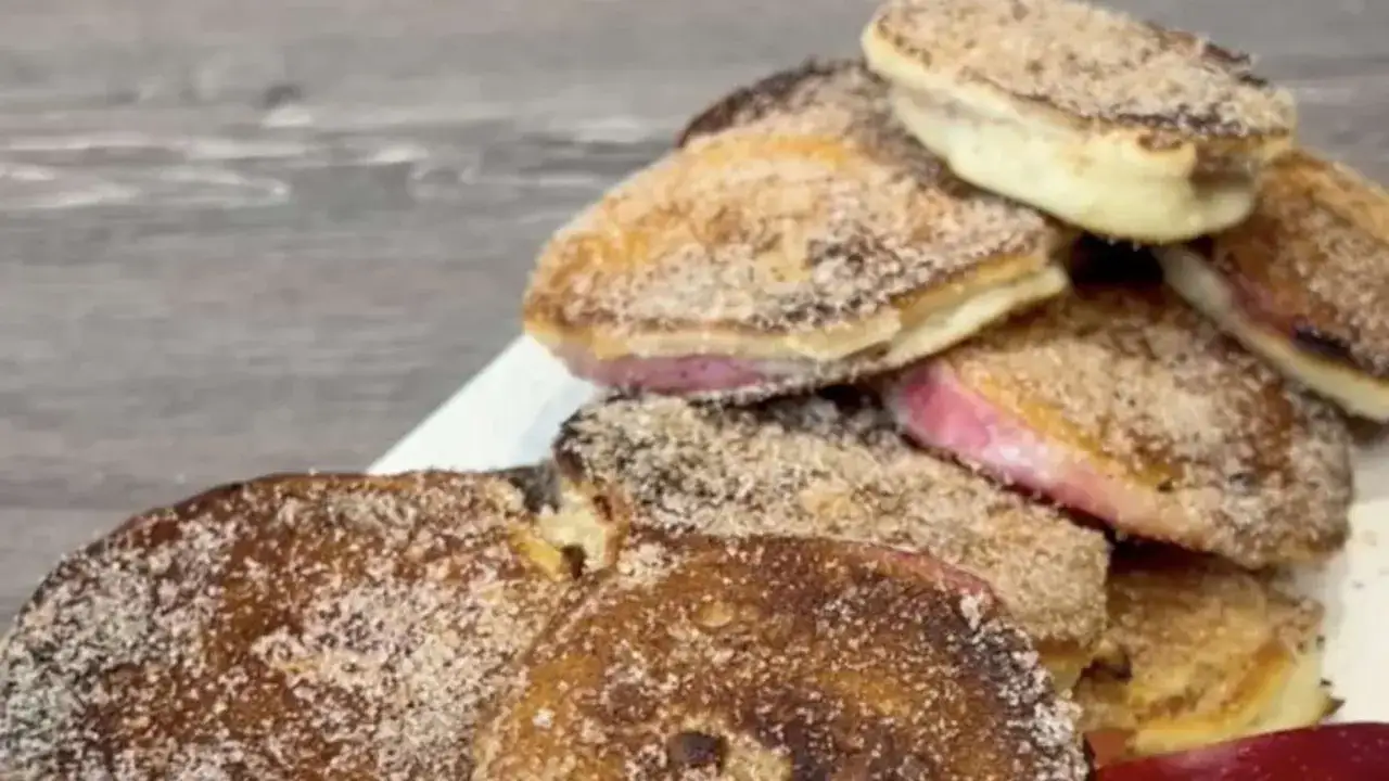 Leckere Apfelringe, bestreut mit Zimt und Zucker. Ein einfaches Apfelringe Rezept für süße Momente.