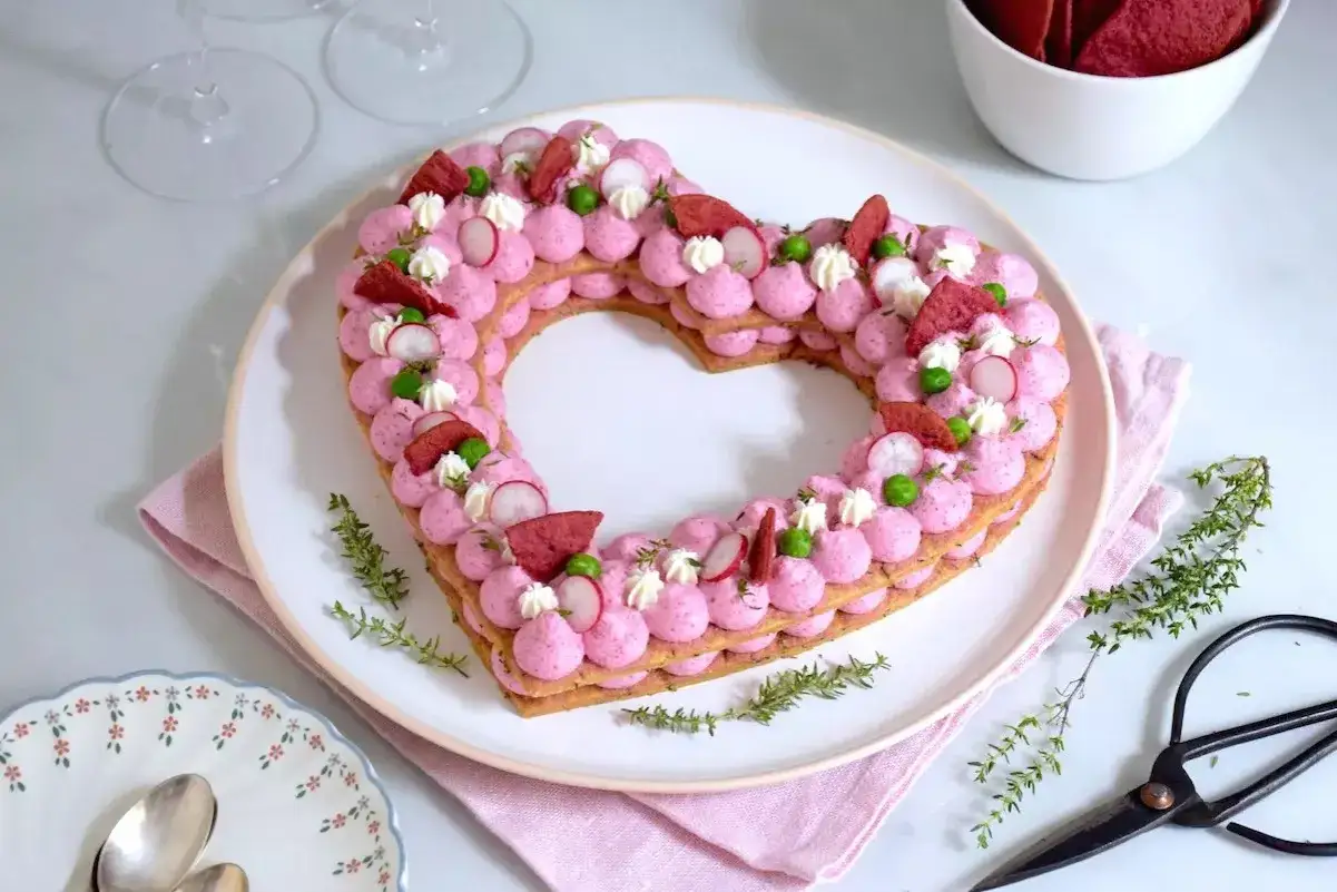 Un d&eacute;licieux g&acirc;teau c&oelig;ur rose, garni de cr&egrave;me l&eacute;g&egrave;re, radis, petits pois et &eacute;clats de betterave. Parfait pour la Saint-Valentin !