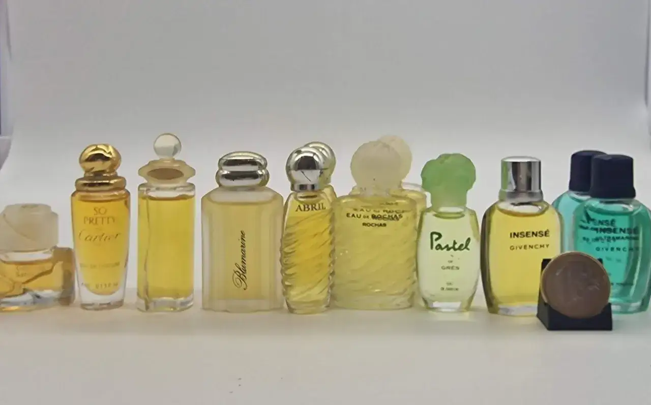Kolekcja miniaturowych perfum, w tym 