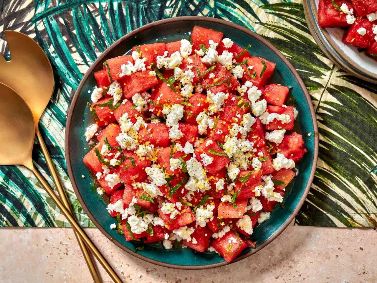En uppfriskande vattenmelon sallad med fetaost och mynta, perfekt för en varm sommardag.