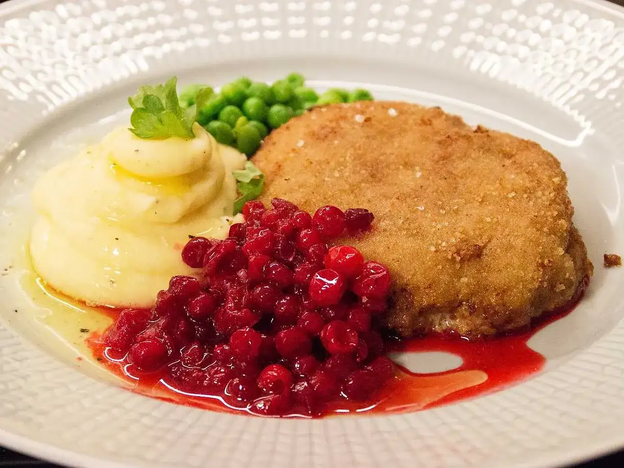 En klassisk Wallenbergare med potatismos, lingon och gröna ärtor. Ett utsökt recept som passar perfekt för en fin middag.
