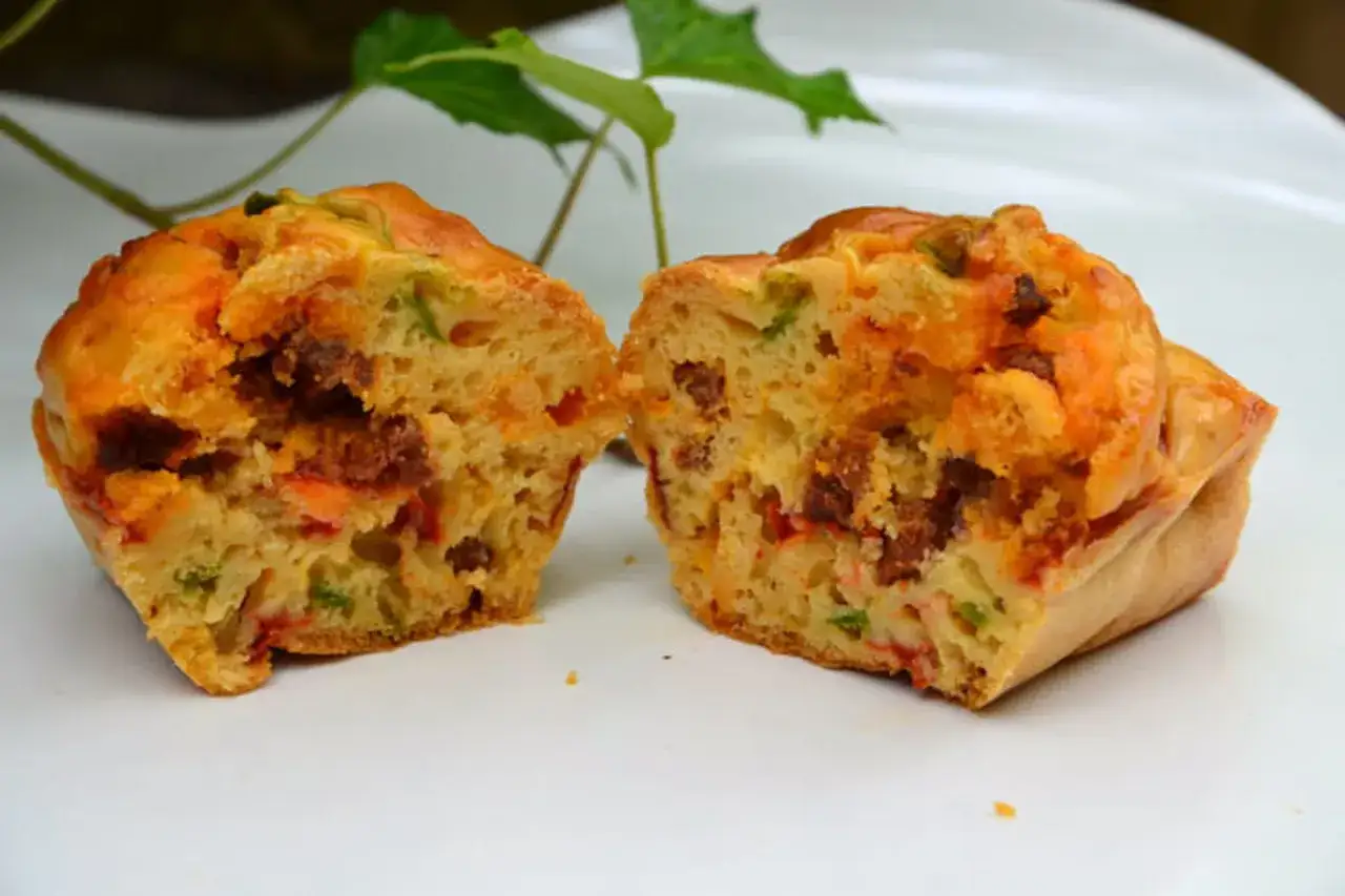 Gâteau salé coupé en deux, révélant des morceaux de chorizo et de poivron dans sa mie moelleuse.
