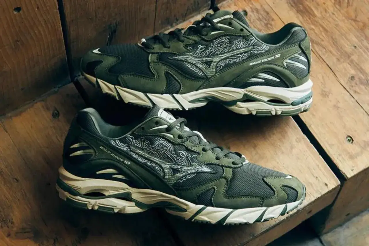 Zapatillas Mizuno Wave Rider 10 en verde militar, con detalles plateados. No importa si buscas Mizuno talla grande o pequeño, estas zapatillas son perfectas.