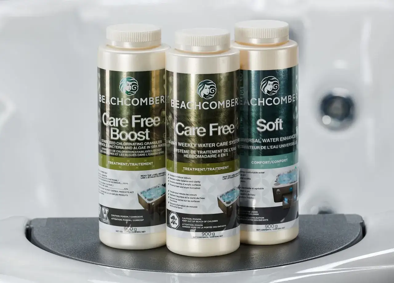 Trois bouteilles de produits Beachcomber pour l'entretien de l'eau d'un spa : Care Free Boost, Care Free et Soft. Quel produit mettre dans un spa ? Ces produits traitent et am&eacute;liorent l'eau.