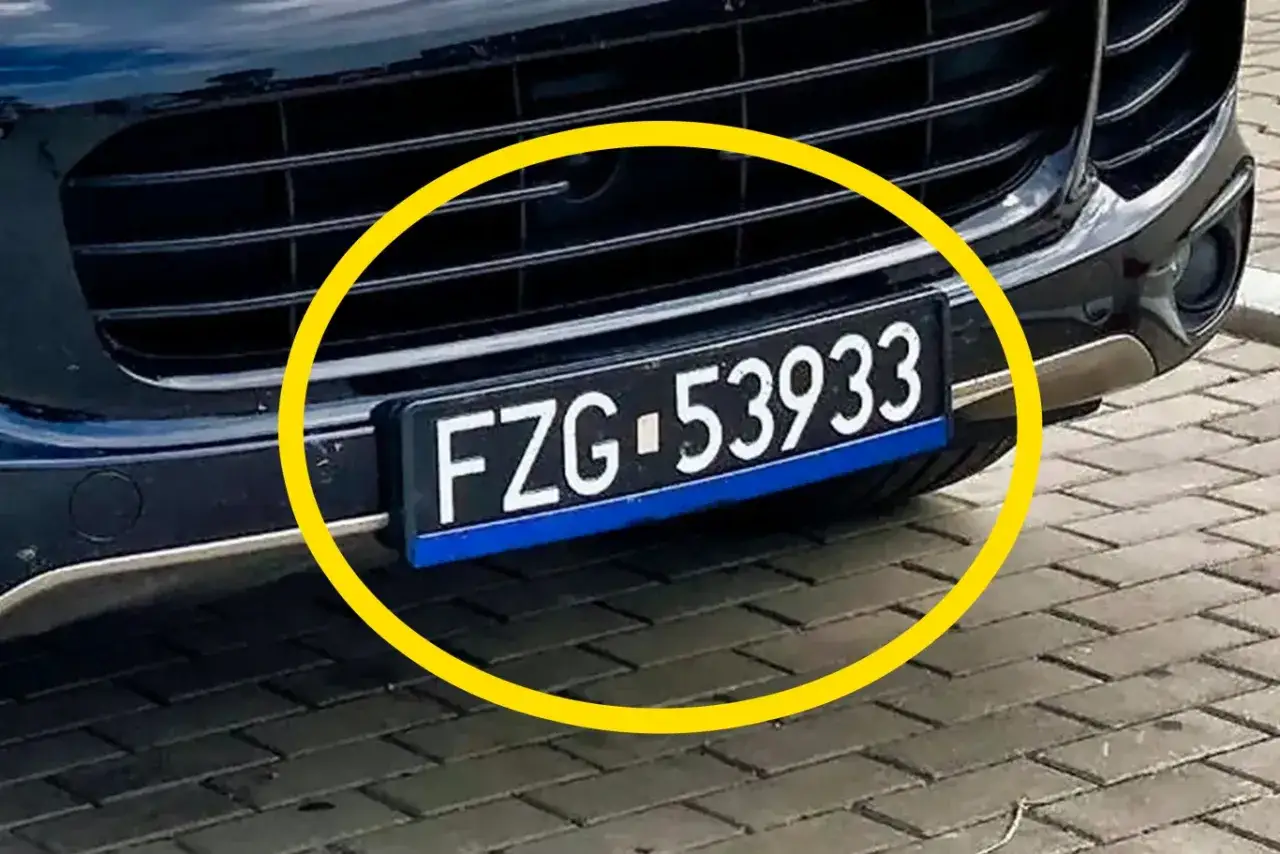 Tablica rejestracyjna FZG 53933 na zderzaku samochodu.