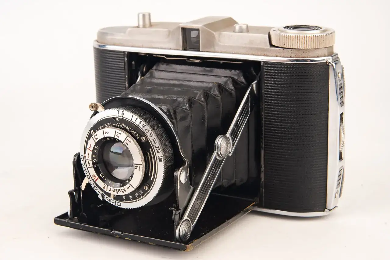 En klassisk Agfa Isolette vikbar kamera med läderbalg och en Compur-Rapid-slutare.