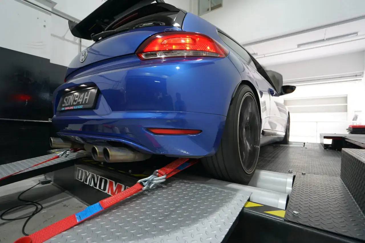 Coche azul en dinam&oacute;metro, listo para la etapa 1 de pruebas.