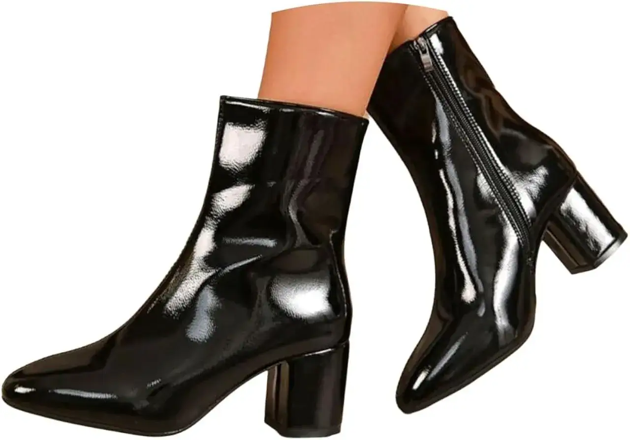 Une paire de bottes noires vernies à talons carrés, parfaites pour une tenue audacieuse.
