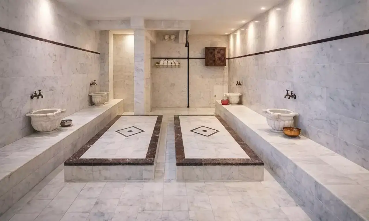 Luxuri&ouml;ses Hamam in Berlin mit Marmorw&auml;nden, zwei beheizten Liegefl&auml;chen und Waschbecken.