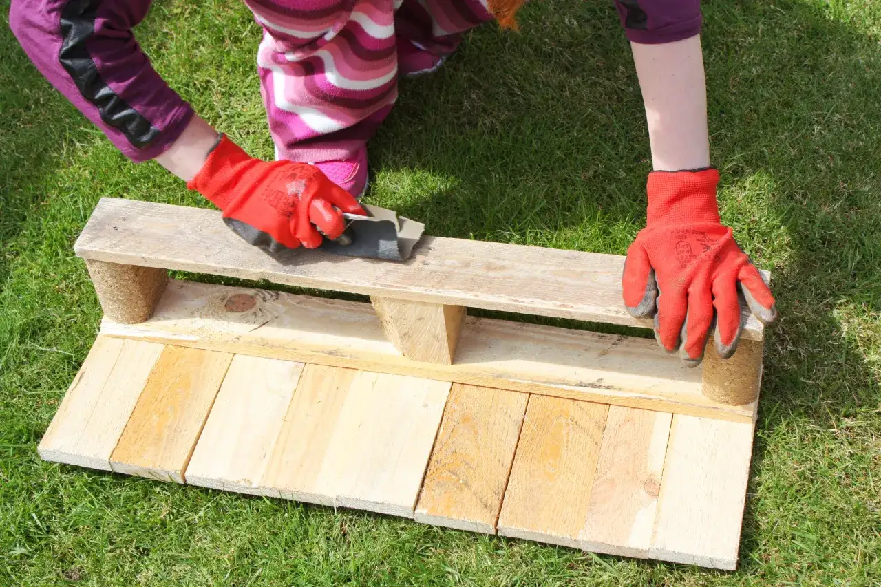 DIY półka na napoje z palet, półka z drewnianych skrzynek, industrialna półka na butelki
