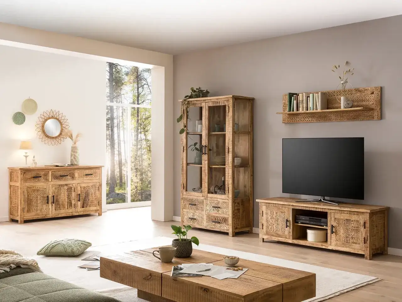 Ein rustikales Sideboard aus Holz mit Schnitzereien, daneben ein Vitrinenschrank und ein TV-Möbel.