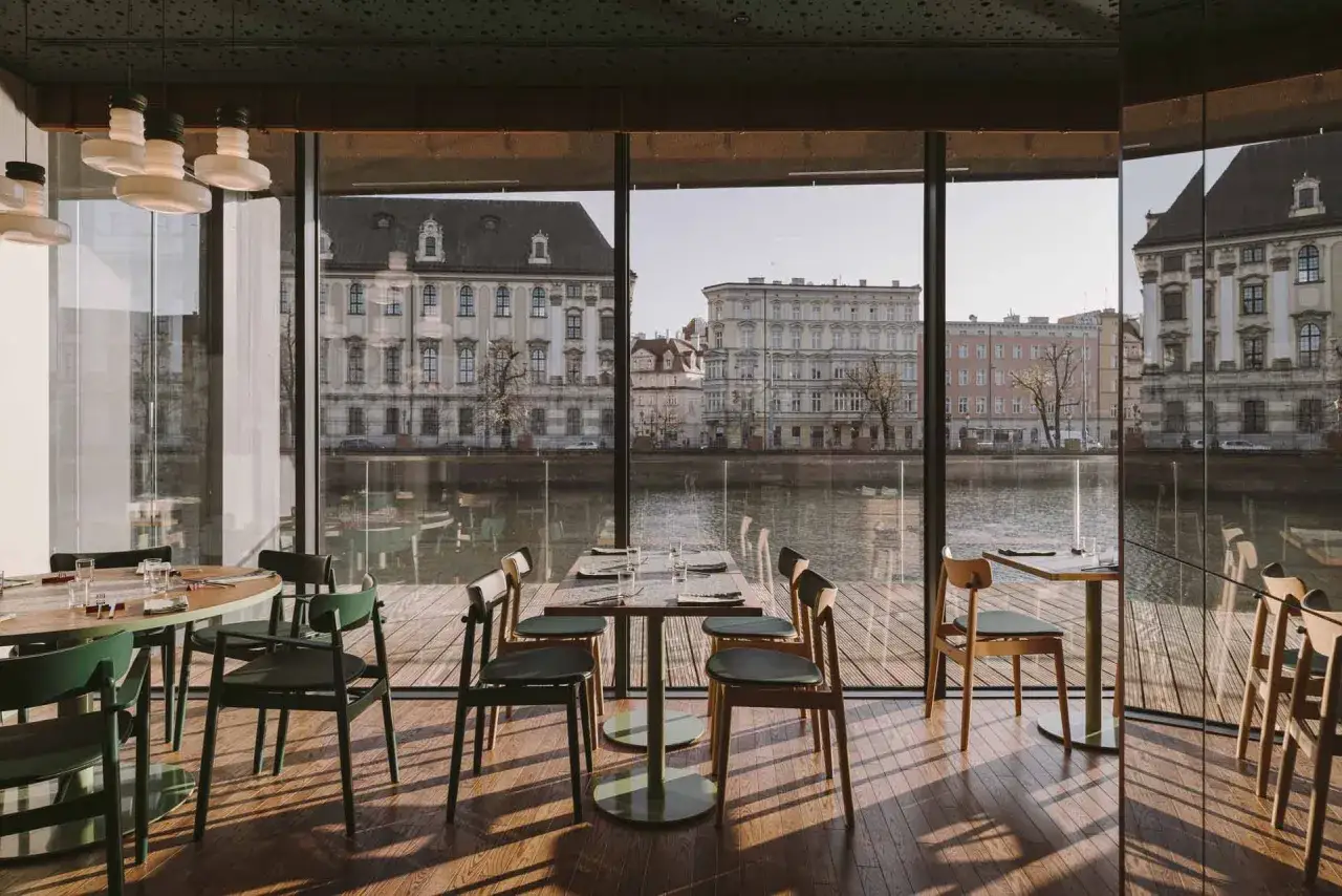 Elegancka restauracja z widokiem na Odrę we Wrocławiu. Idealne miejsce na pyszne jedzenie i relaks.
