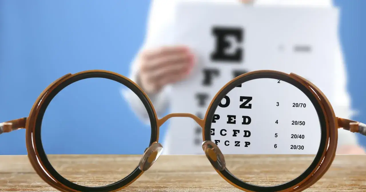 Okulary zbliżają tablicę Snellena. Czy to odpowiedź na pytanie, dlaczego okuliści nie robią sobie laserowej korekcji wzroku?