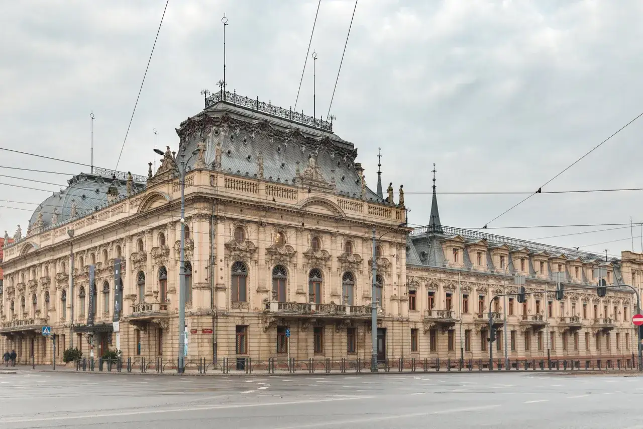 Imponujący budynek z bogatymi zdobieniami. Ile lat musi mieć budynek żeby był zabytkiem? Ten z pewnością ma już swoje lata.