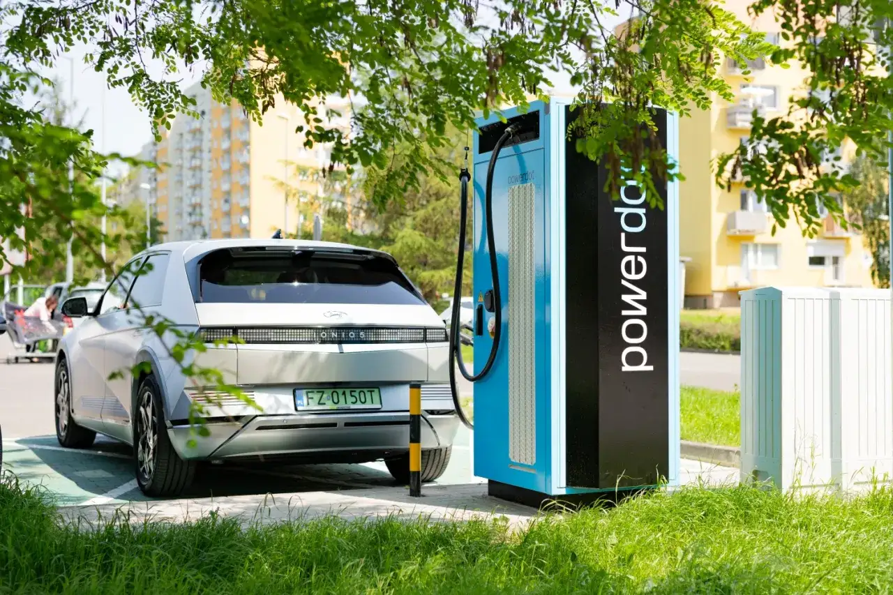Srebrny Hyundai Ioniq 5 pod ładowarką. Długi hyundai ioniq 5 zasięg pozwala na swobodne podróże.