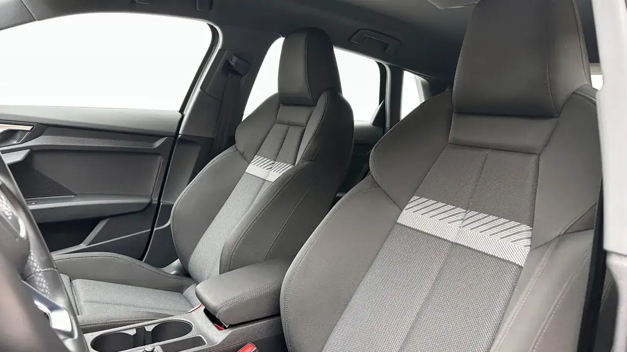 Interi&ouml;rbild p&aring; en Audi A3 med fokus p&aring; frams&auml;tena. Gr&aring; tygs&auml;ten med en dekorativ rand. Kanske en titt p&aring; audi a3 vanliga fel?