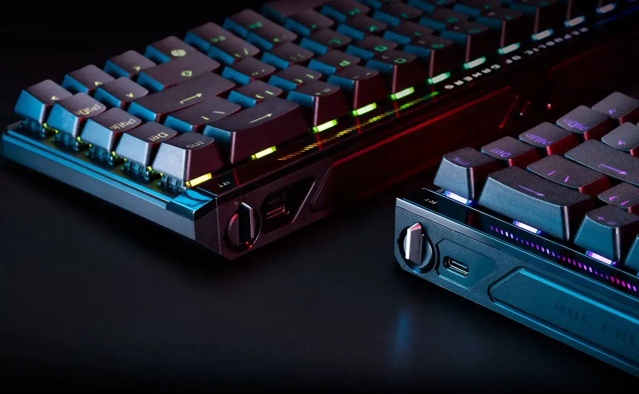 Zwei Gaming-Tastaturen mit RGB-Beleuchtung und USB-C-Anschlüssen. Die linke Tastatur hat einen Drehregler, die rechte einen Schalter. Beide sind für schnelles Auslösen konzipiert.
