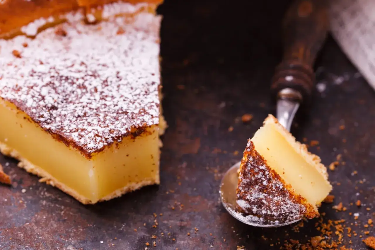 Tranche de flan p&acirc;tissier saupoudr&eacute;e de sucre glace, pr&ecirc;te &agrave; &ecirc;tre d&eacute;gust&eacute;e. La cuisson flan p&acirc;tissier chaleur tournante ou pas, le r&eacute;sultat est toujours aussi gourmand.
