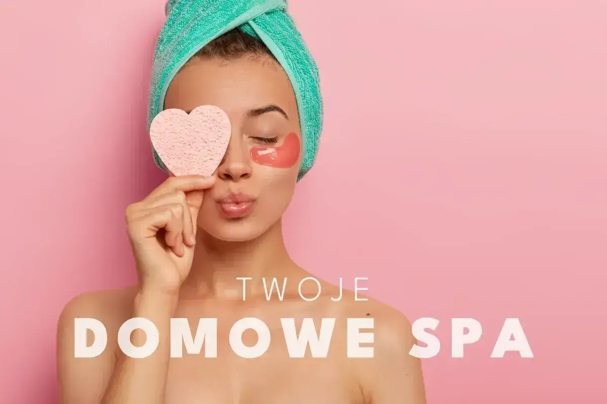 Kobieta z ręcznikiem na głowie i płatkami pod oczy, trzymająca serduszko. Czas na Twoje domowe spa!