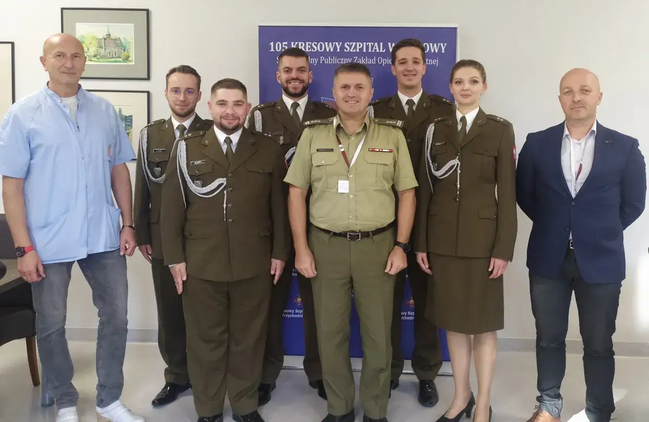 Lekarz wojskowy przyjmuje pacjenta