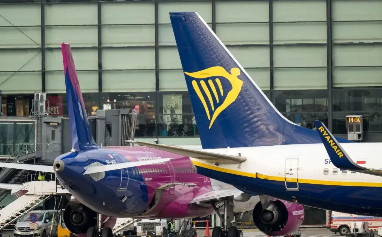 Samoloty Wizz Air i Ryanair na lotnisku. Zastanawiasz się, ile trwa lot do Londynu z Warszawy?