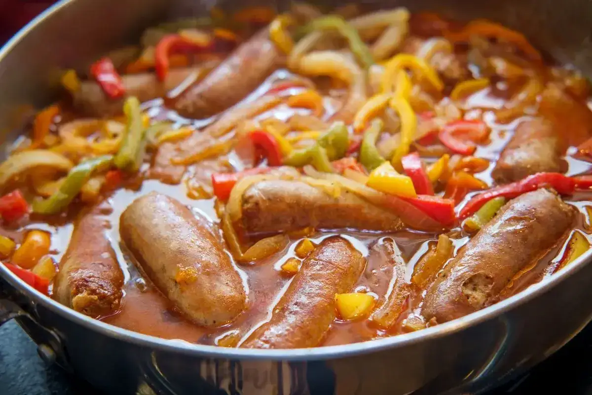 Salsiccia in padella con peperoni e zucchine