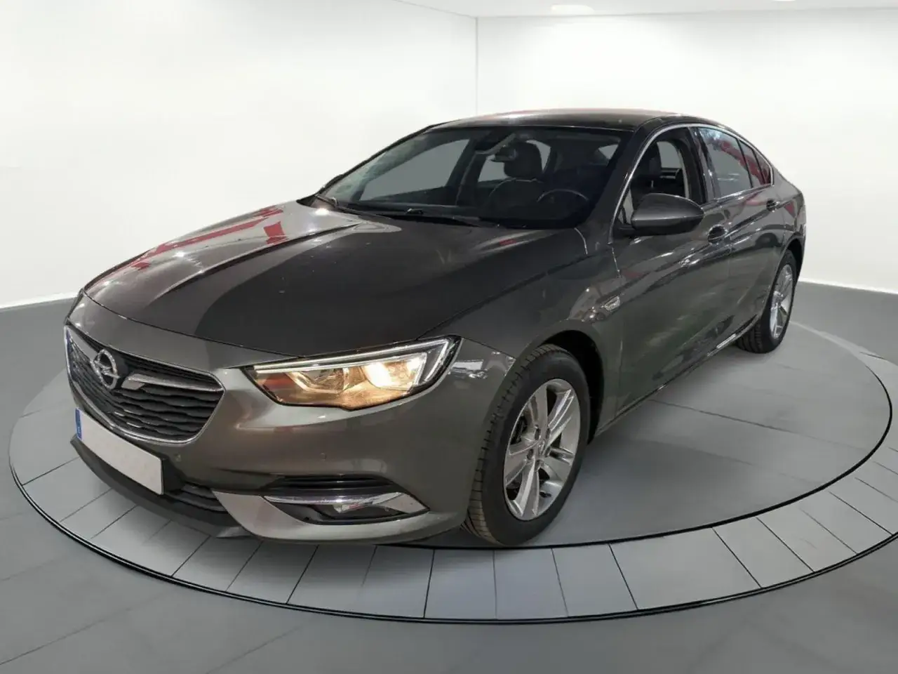 Opel Insignia 2.0 CDTI 170 CV, gris oscuro, en exposici&oacute;n. &iquest;Problemas conocidos?