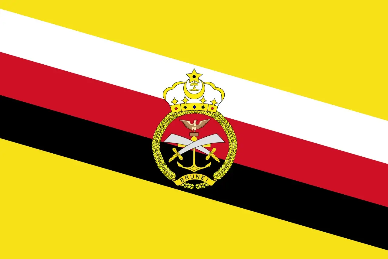Flaga Brunei z herbem: żółte, białe, czerwone i czarne pasy ukośne, na środku korona, skrzydlaty ptak, kotwica i miecze.