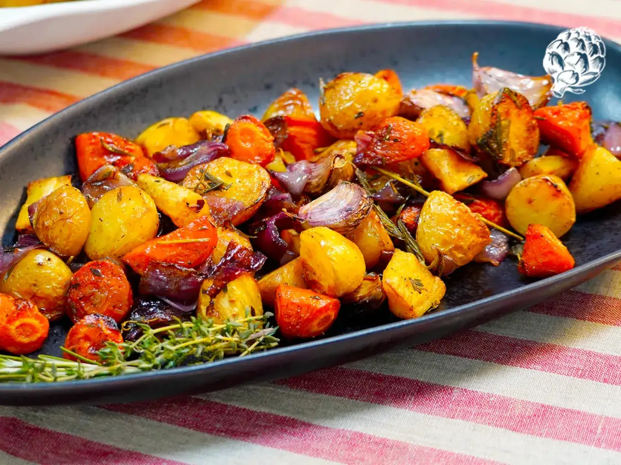 Parrillada de verduras asadas: patatas, zanahorias, cebolla roja y ajos, con romero fresco.
