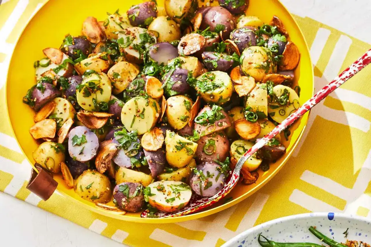 En härlig potatissallad med olika sorters potatis, örter och en dressing. Ett perfekt potatis recept för sommaren.