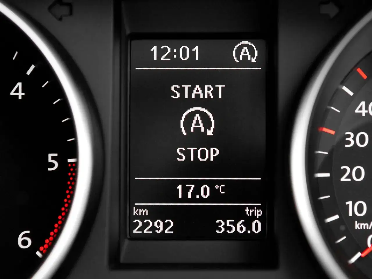 Tableau de bord d'une voiture : l'heure est 12:01, le moteur est prêt à démarrer ou à s'arrêter. Température extérieure 17°C.