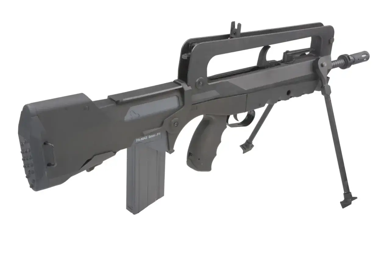 Ciemnoszary karabin FAMAS ASG z charakterystycznym uchwytem i dwójnogiem, gotowy do akcji.