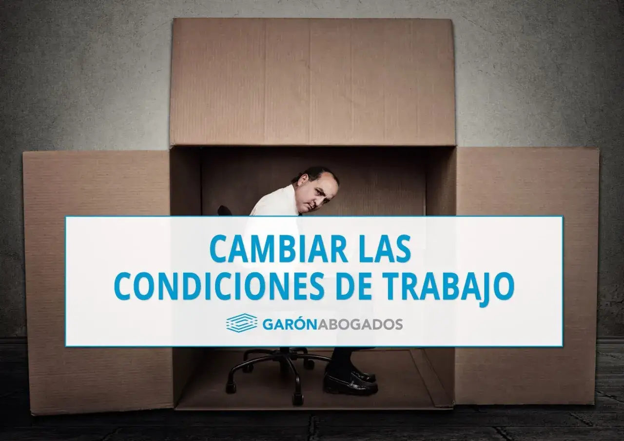 Hombre dentro de una caja de cart&oacute;n, con texto 
