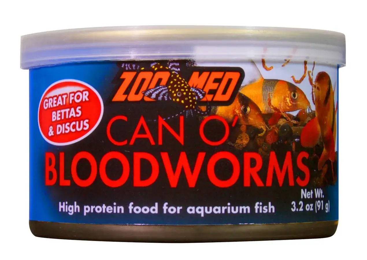 Burk med Zoo Med Can O' Bloodworms, h&ouml;gt proteinfoder f&ouml;r akvariefiskar. Bilden visar r&ouml;da mygglarver och fiskar.
