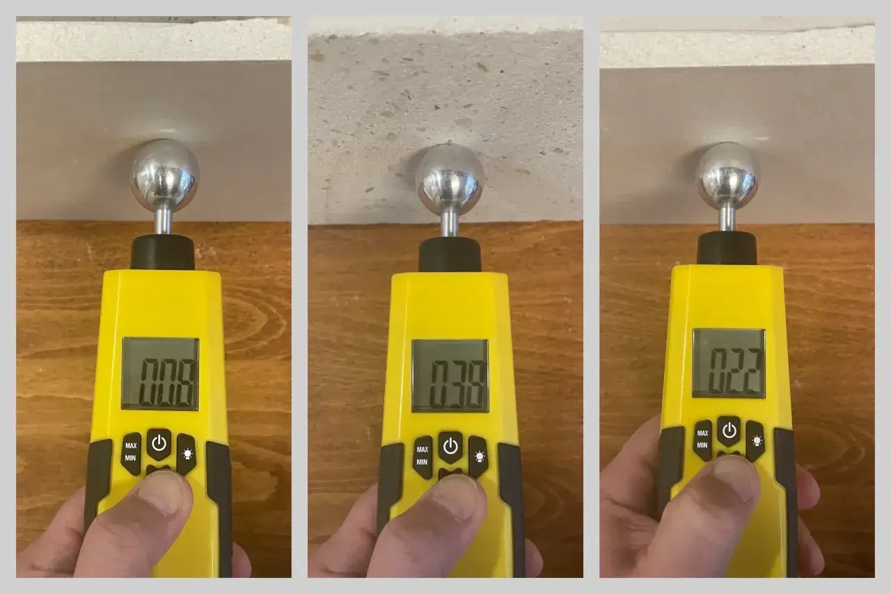 Messung der Wandfeuchte mit einem digitalen Messgerät. Die Werte 0.08, 0.38 und 0.22 zeigen, dass die Wandfeuchte normal ist.