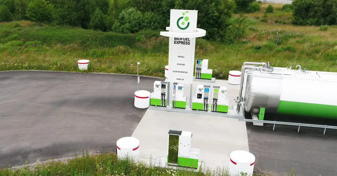 Biofuel Express-station med pumpar för HVO100, B100 biodiesel och AdBlue. En stor tank för förnybara bränslen. Framtiden för att konvertera diesel till biogas.