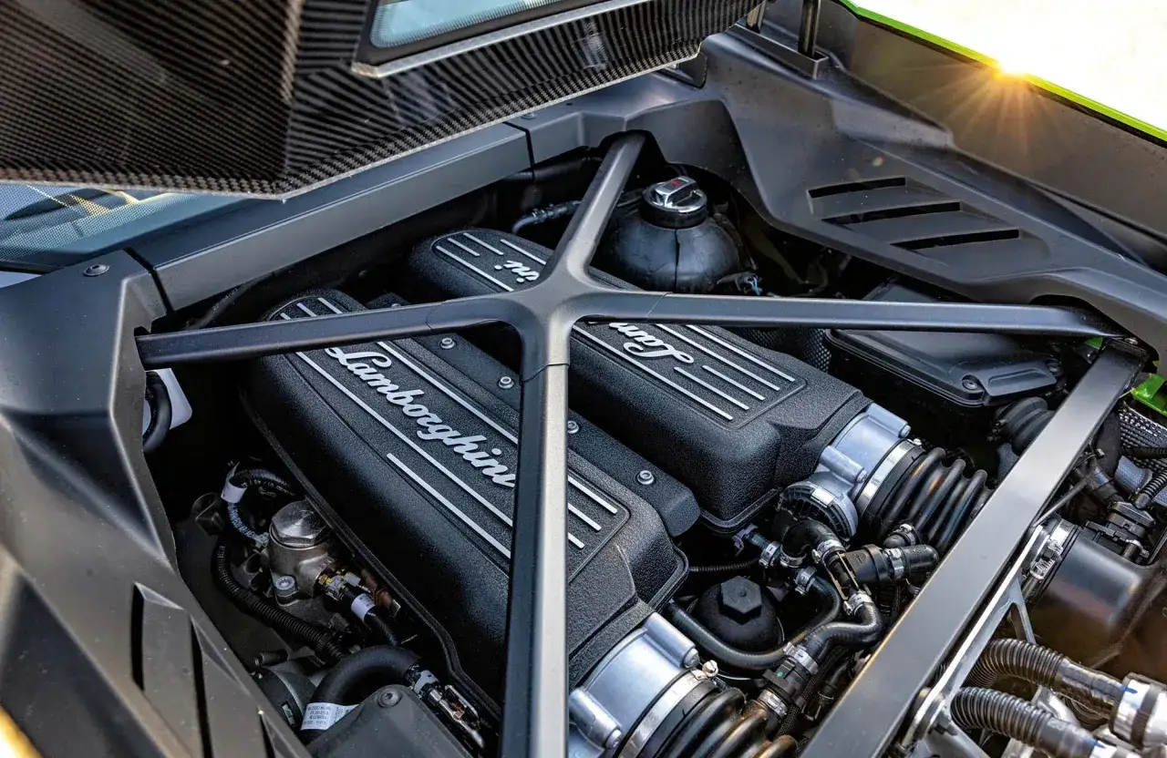 Mechanik serwisujący silnik Lamborghini Huracan