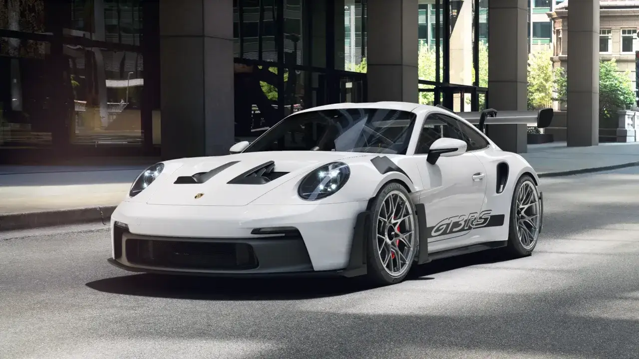 Białe Porsche 911 GT3 RS na ulicy. Sprawdź porsche 911 gt3 rs cena i specyfikację.