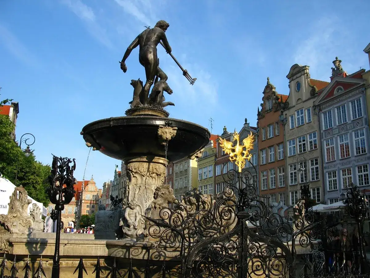 Neptunfontänen, ett måste att se i Gdansk, med sina detaljerade skulpturer och vackra byggnader i bakgrunden.