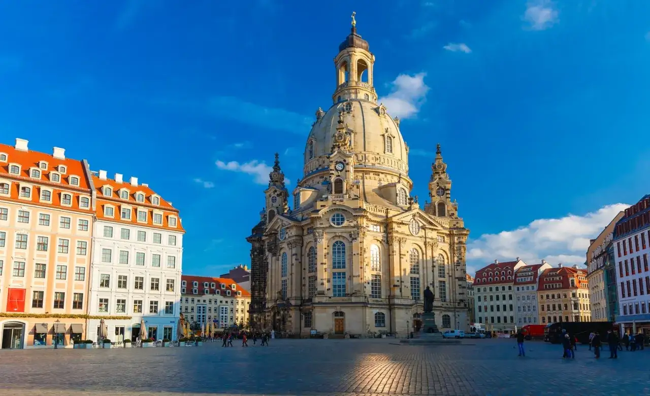 Der imposante Dom in Deutschland, ein Wahrzeichen Dresdens, ragt unter blauem Himmel auf.