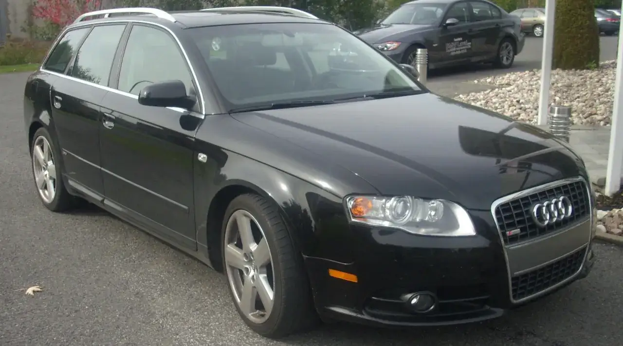 Czarny Audi A4 B7 Avant, idealny do rodzinnych podróży. Poznaj jego wymiary i możliwości.