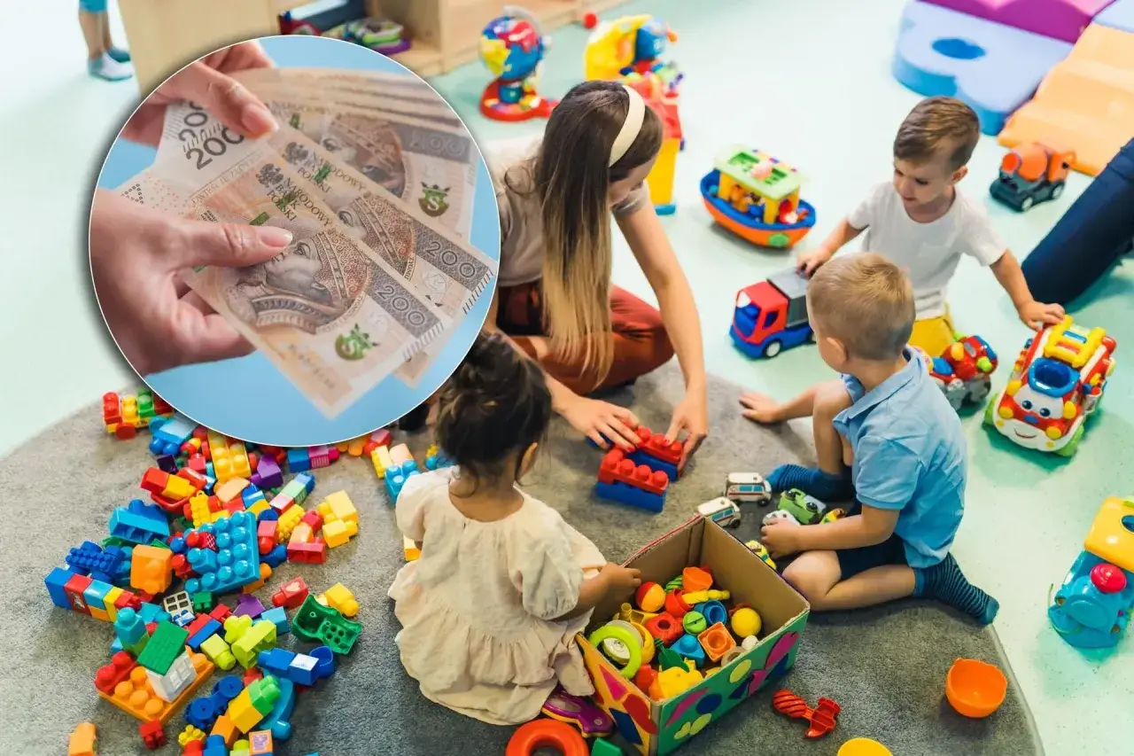 Dzieci bawią się klockami w żłobku, a w tle widać ręce trzymające pieniądze, co sugeruje pytanie: ile kosztuje żłobek miesięcznie?