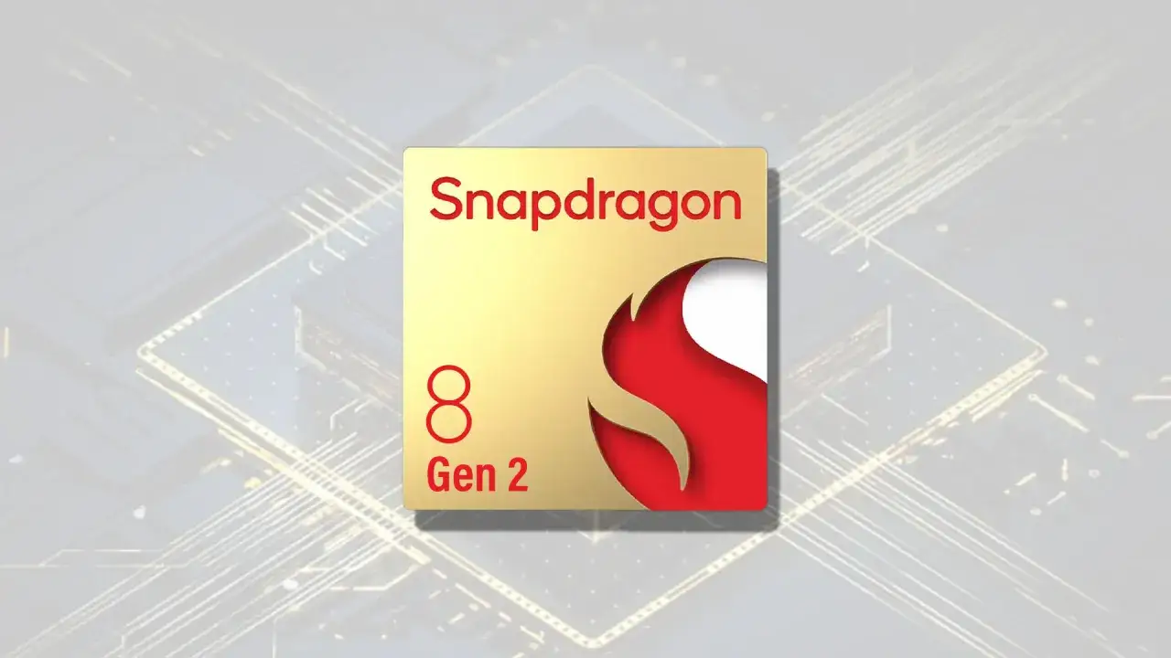 Złoty chip z logo Snapdragon 8 Gen 2 na tle obwodów drukowanych.