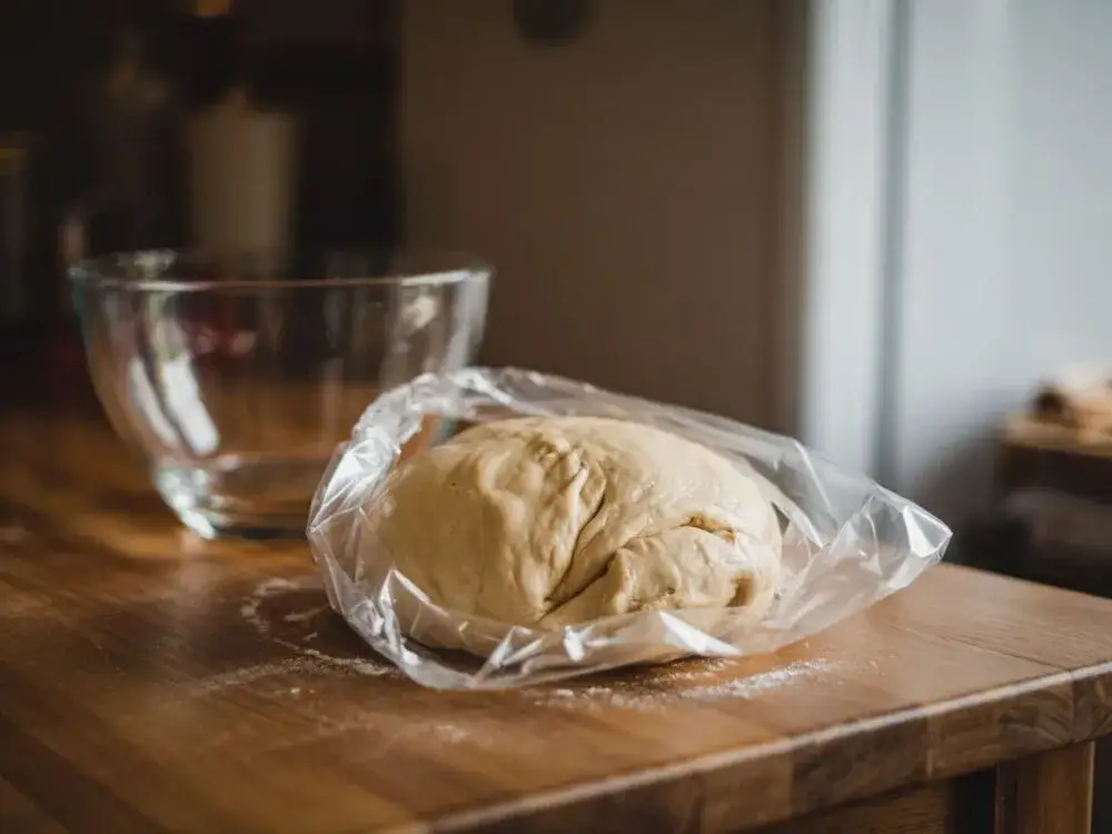 ciasto na pizzę w pojemniku w lod&oacute;wce