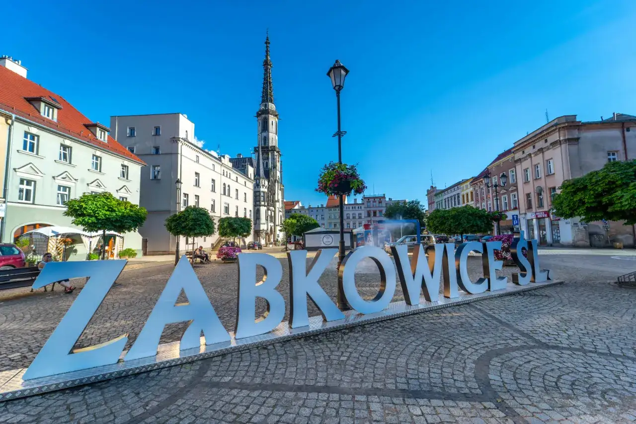 Ząbkowice Śląskie atrakcje: wielki napis na rynku, wieża ciśnień i kolorowe kamienice tworzą malowniczy widok.