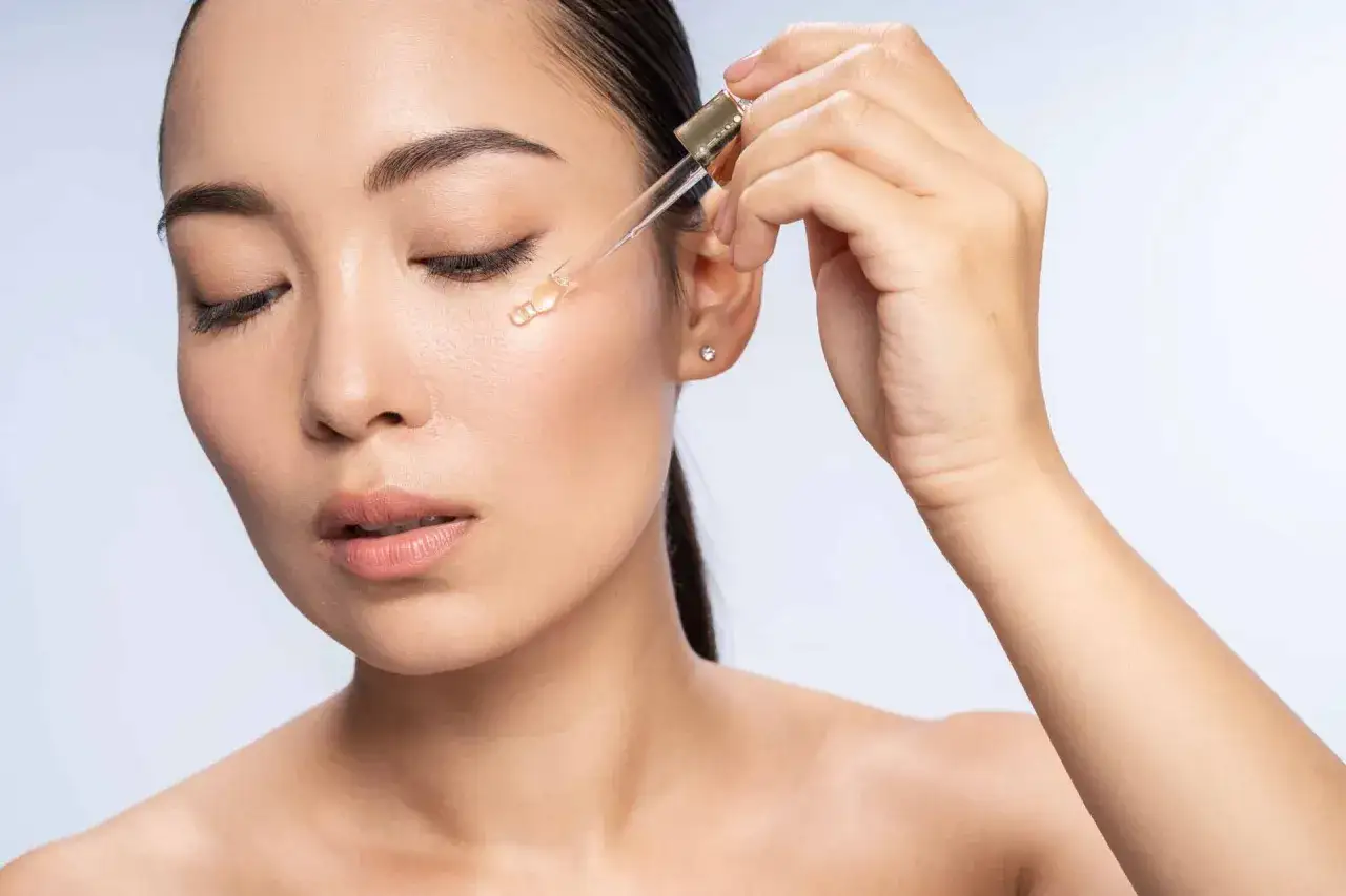 Sanfte Pflege für empfindliche Haut: Hyaluron bei Rosacea beruhigt und spendet Feuchtigkeit.