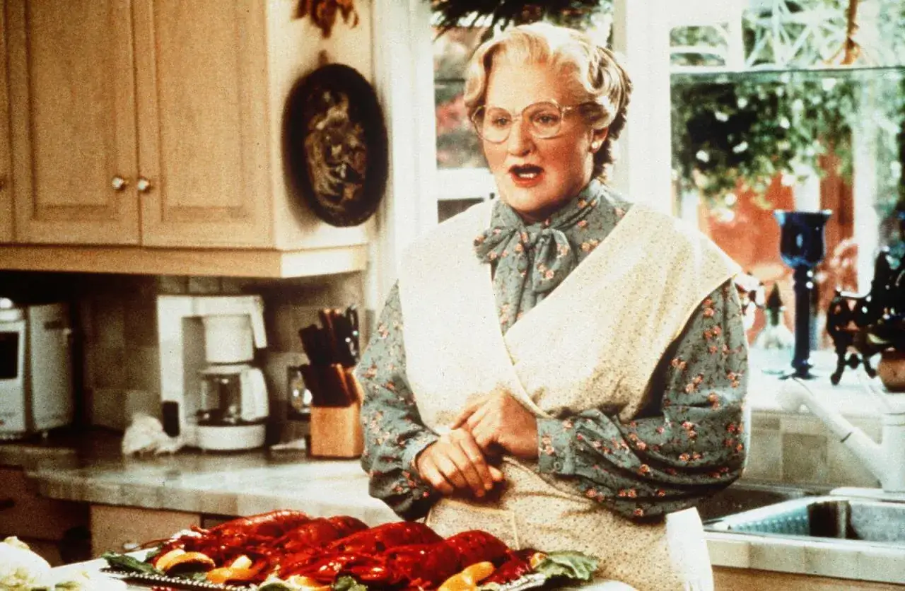 Sally Field en Mrs. Doubtfire, una de las peliculas sobre cocina más memorables, prepara una cena de langostas.